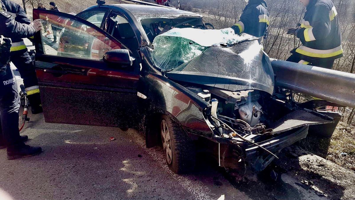 Двоє людей загинуло і троє травмувались внаслідок лобової ДТП на Прикарпатті

