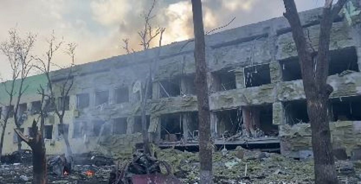 Російська авіація розбомбила дитячу лікарню в заблокованому Маріуполі