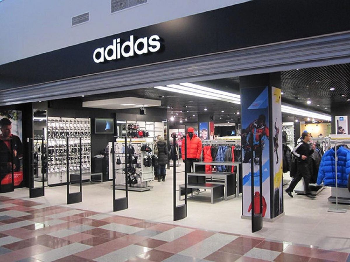 Adidas закриває магазини та призупиняє роботу в Росії