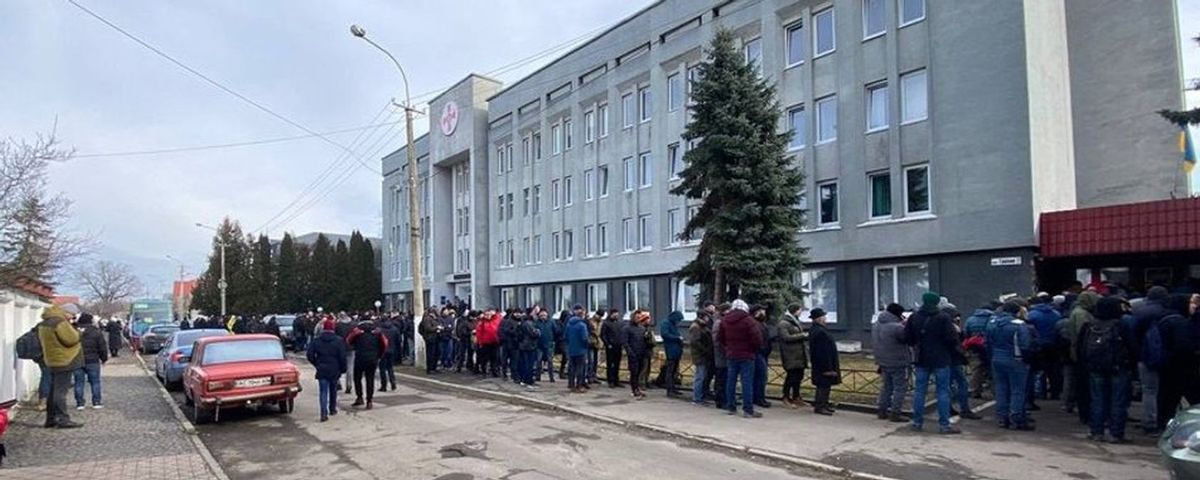 Мер Рівного дав біженцям-чоловікам добу на запис у тероборону