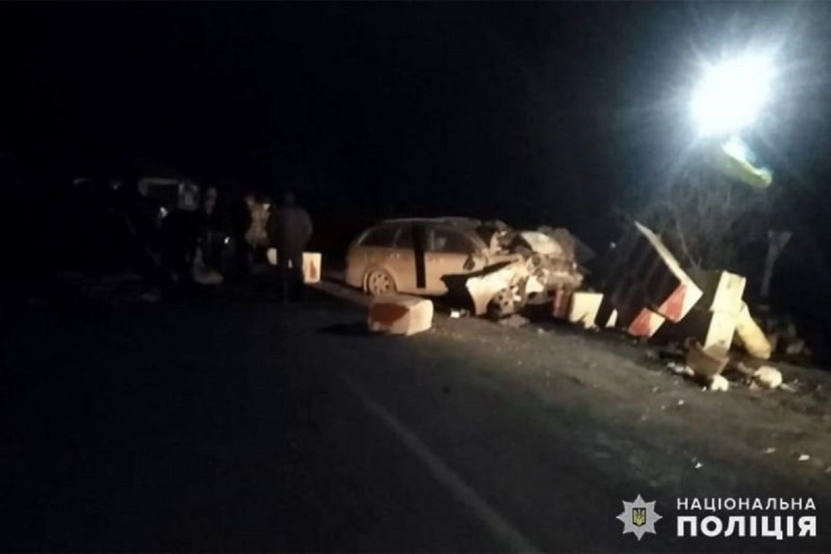 Автомобіль біженців врізався у блокпост на Хмельниччині