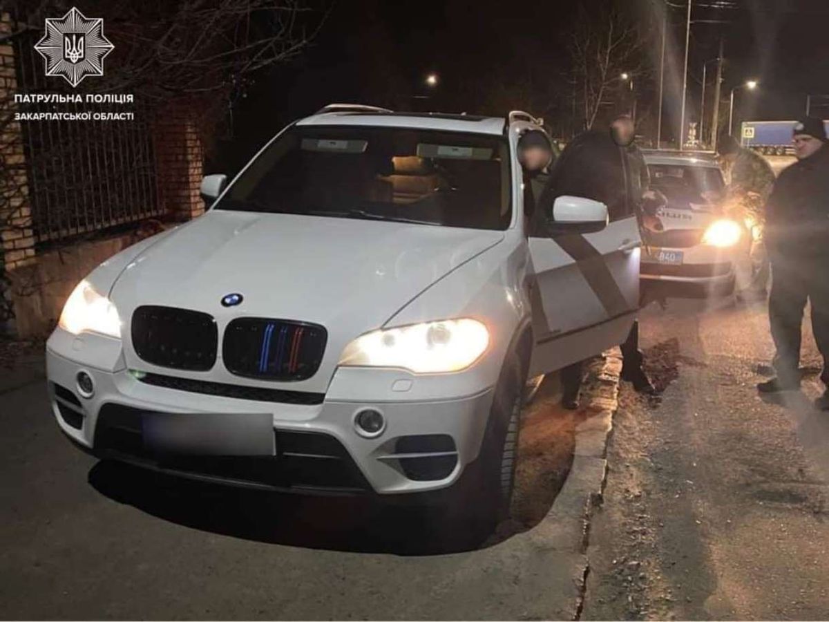 У п’яного ухилянта в Мукачеві забрали BMW X5 і вручили повістку