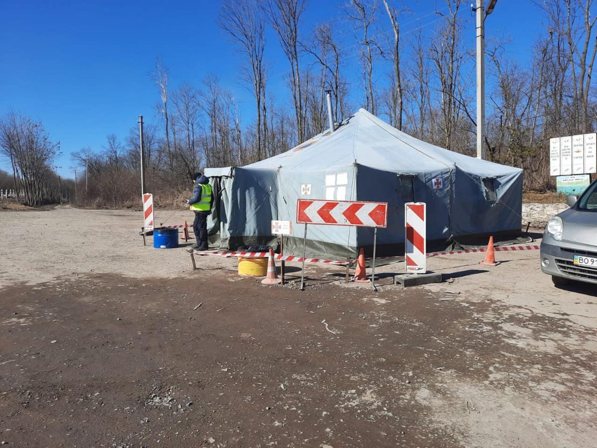 На трасі неподалік Тернополя відкрили пункт обігріву для біженців