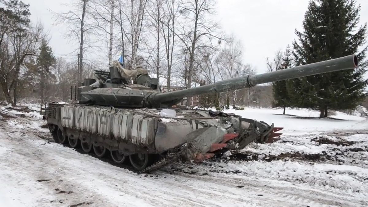 Колона російської техніки застрягла на зораному українському полі 