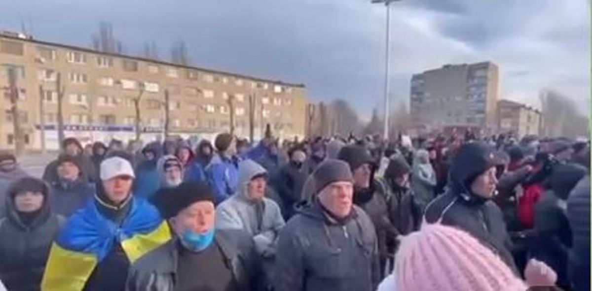 Мешканці Мелітополя вийшли на мітинг з вимогою відпустити мера