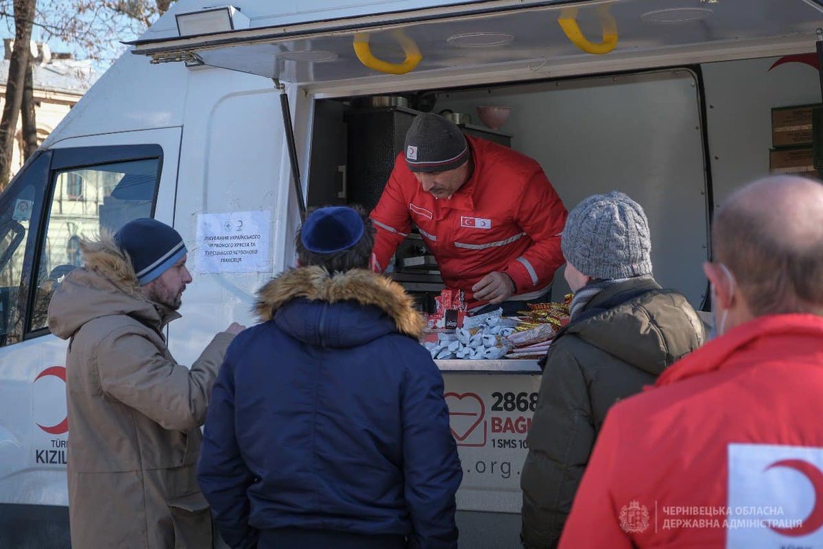 На центральній площі Чернівців розгорнули турецьку польову кухню
