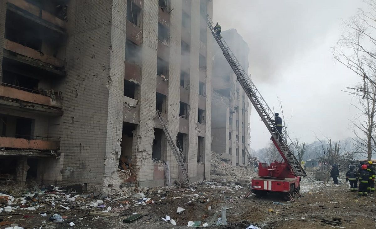 Російські окупанти завдали авіаудар по гуртожитку в Чернігові
