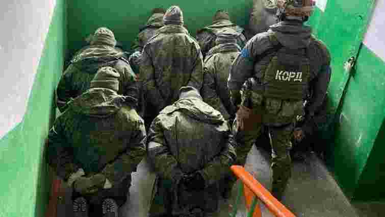 Українські військові знищили російських піхотинців в Маріуполі і взяли 12 полонених