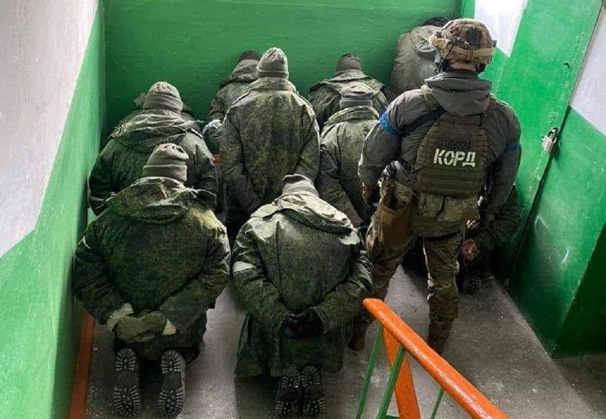 Українські військові знищили російських піхотинців в Маріуполі і взяли 12 полонених