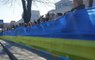 Тисячі мешканців Херсона об’єднались під величезним прапором України. Відео дня
