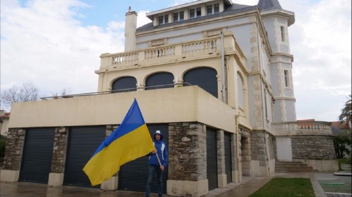 Французький активіст захопив віллу дочки Путіна і запросив туди українських біженців