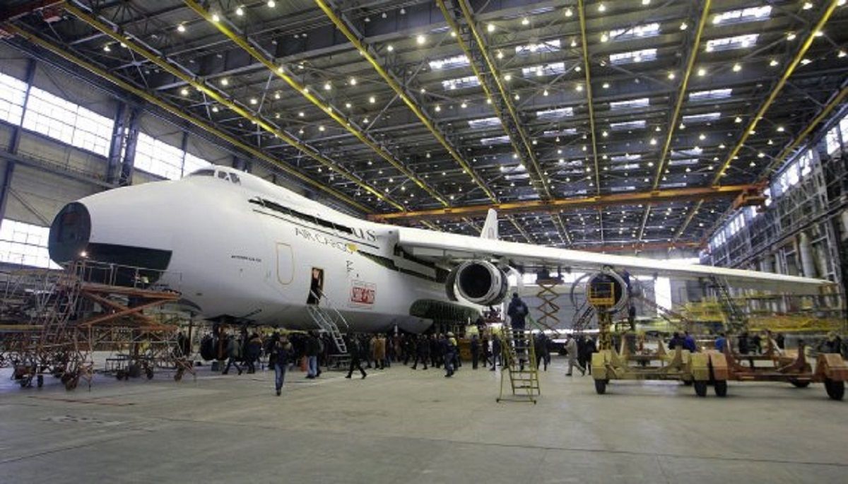 Окупанти завдали ракетного удару по авіазаводу «Антонов» у Києві