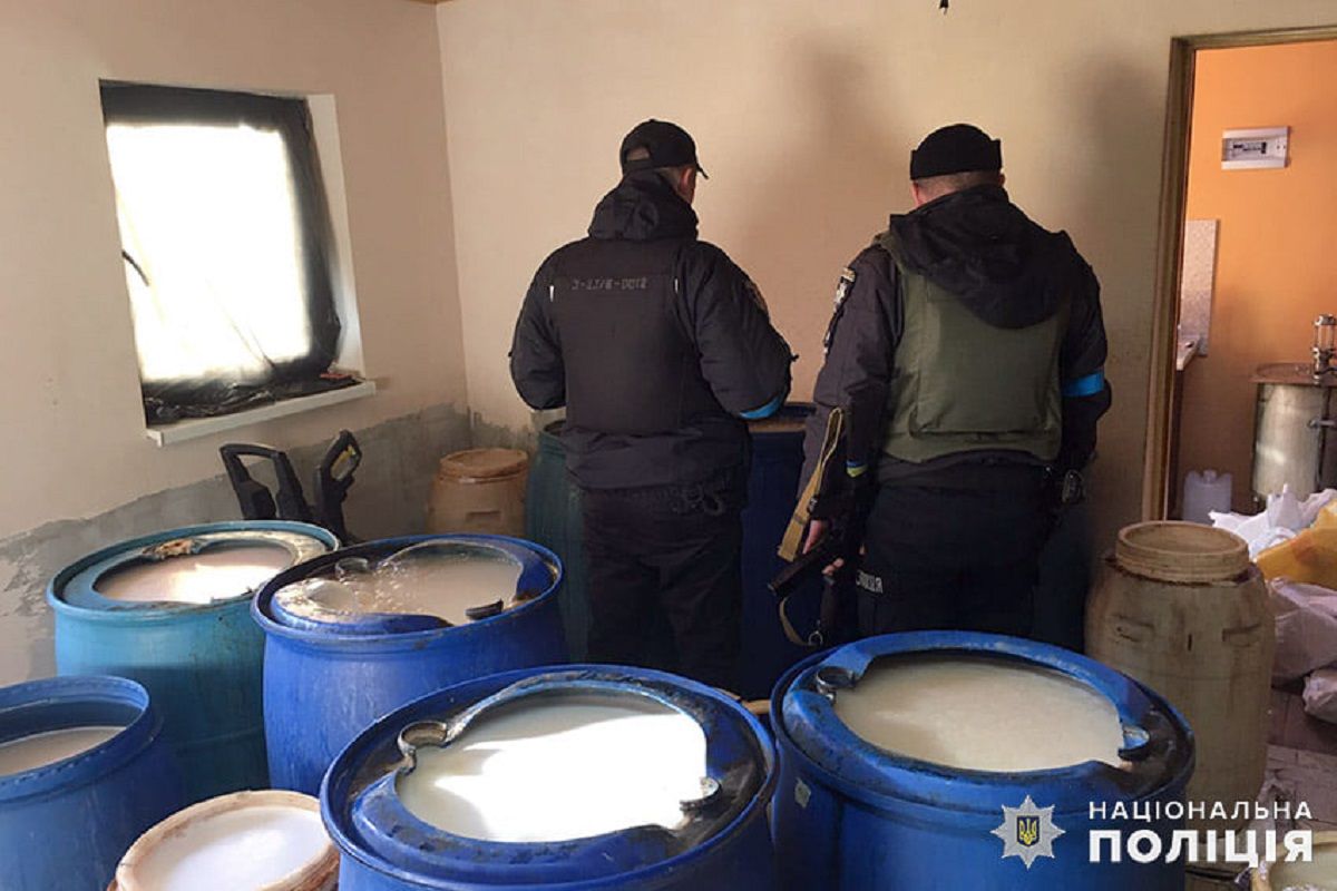 Поліцейські виявили підпільний цех з виготовлення алкоголю на Хмельниччині