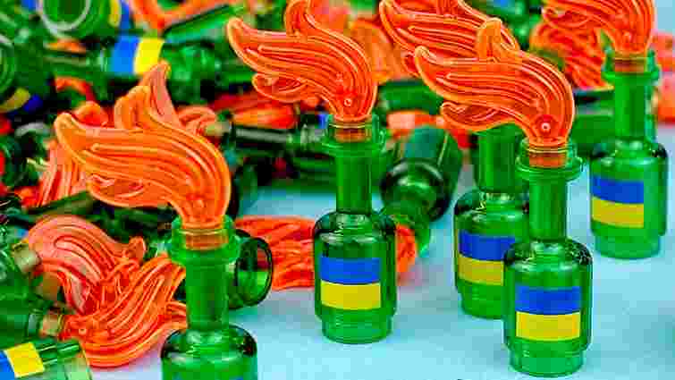 Рітейлер LEGO продавав крихітні «коктейлі Молотова» для допомоги Україні