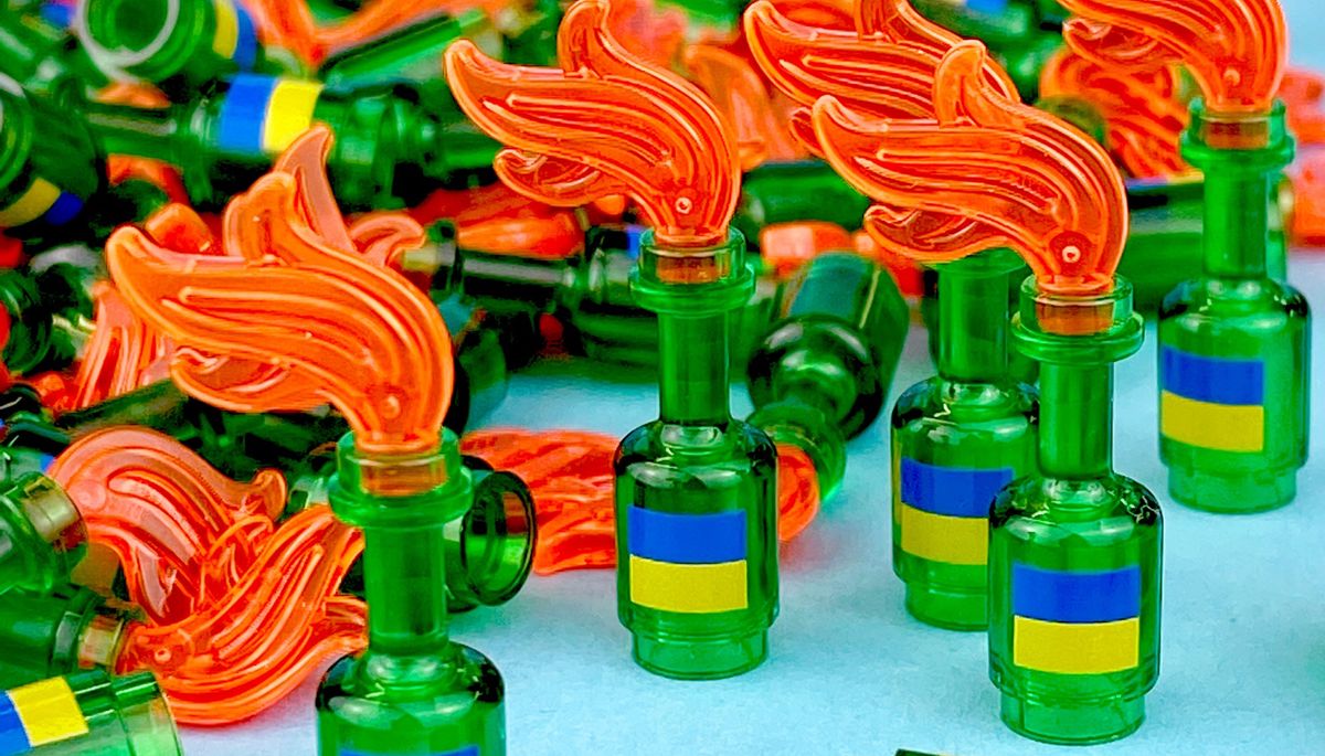 Рітейлер LEGO продає у США фігурки Заленського і «коктейлі Молотова»
