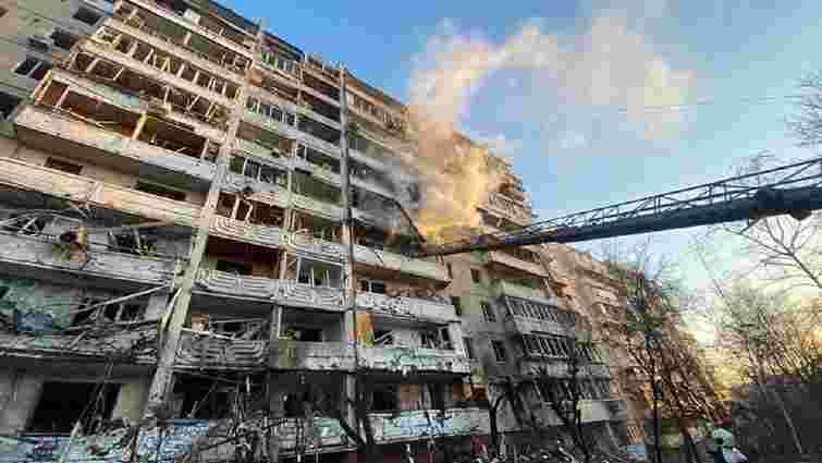 Російські снаряди зруйнували кілька багатоповерхівок в Києві, є загиблі