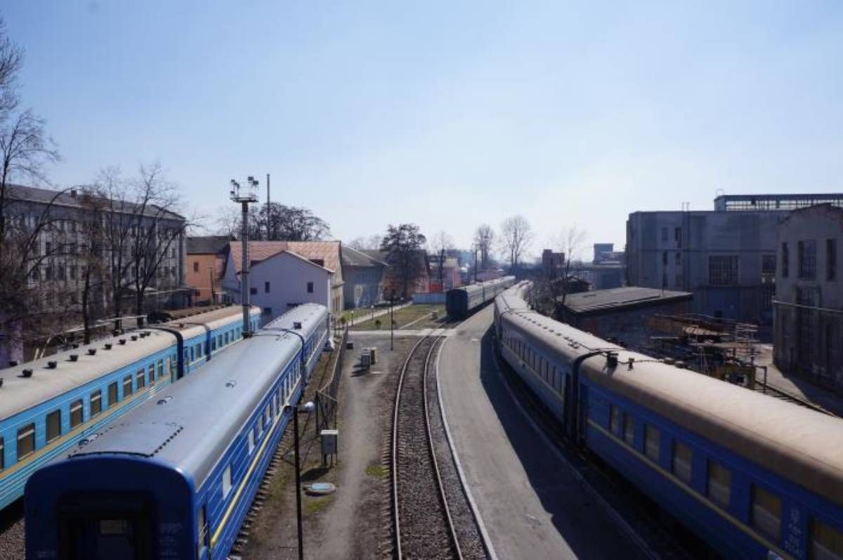 Двох працівників франківського депо упіймали на систематичних крадіжках палива