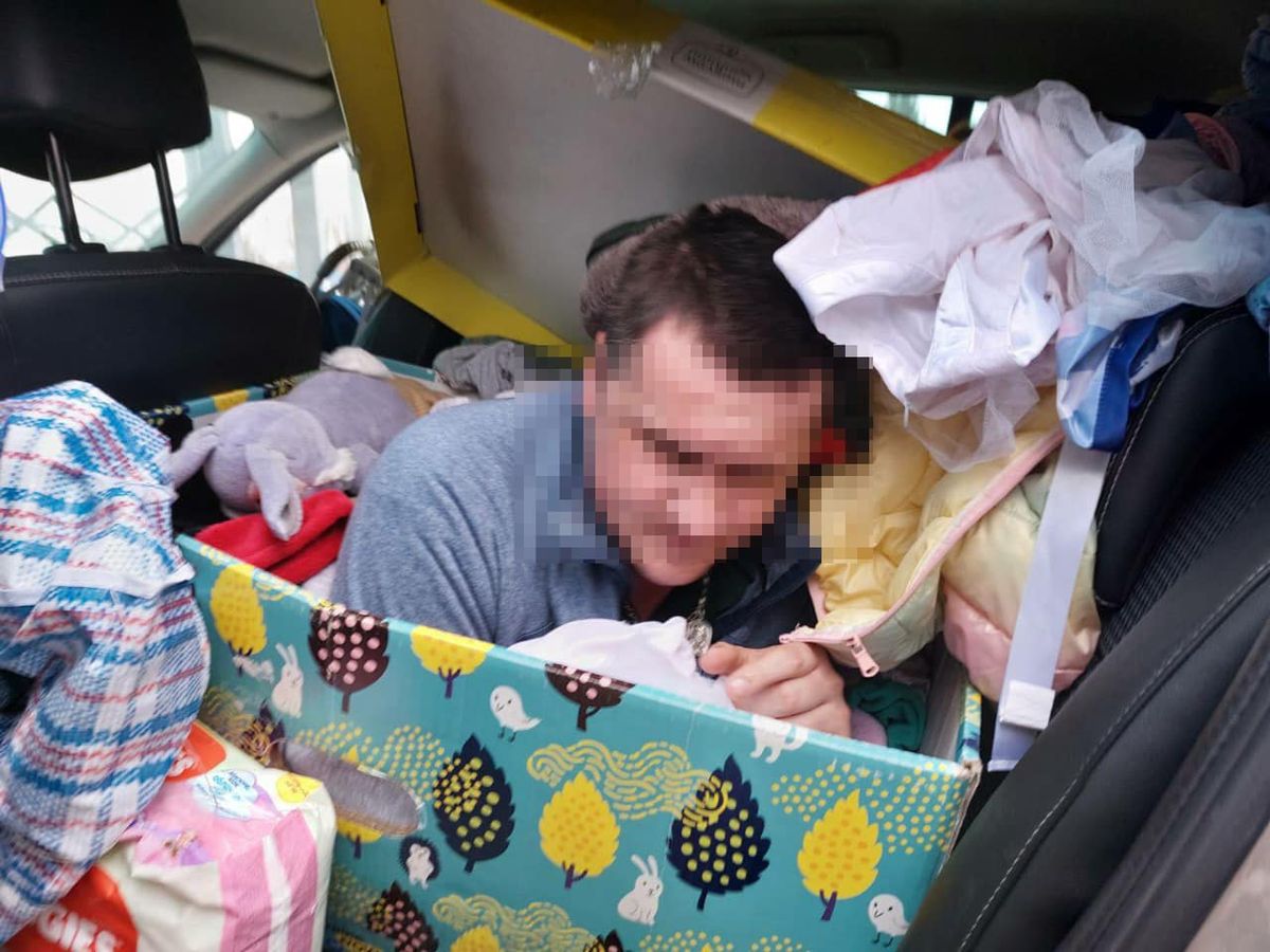 37-річний чоловік заховався в бейбі-боксі, щоб втекти в Молдову