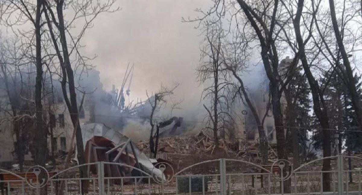 Росіяни скинули бомбу на драмтеатр в Маріуполі, де ховались сотні людей