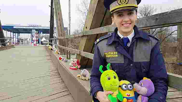 Румунські прикордонники облаштували «іграшковий міст» для дітей-біженців з України