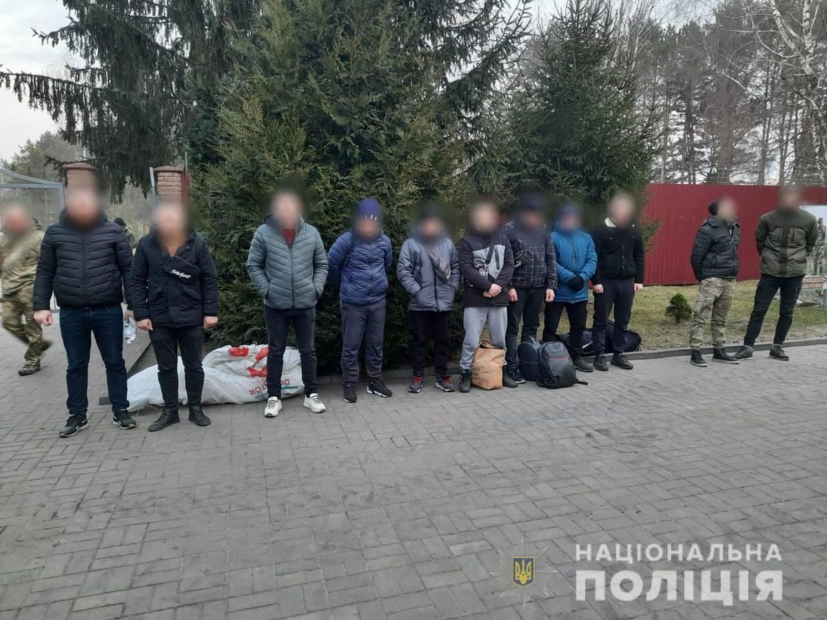 У лісах за 100 метрів від польського кордону затримали дев'ятьох ухилянтів