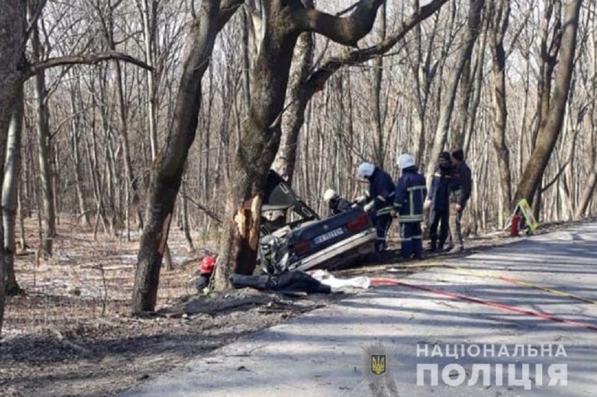 Внаслідок зіткнення BMW із деревом на Тернопільщині загинуло двоє людей