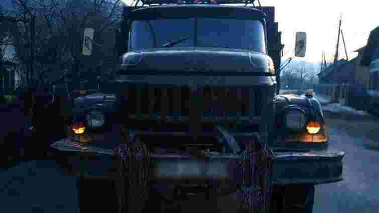 Поліція конфіскувала для ЗСУ дві вантажівки з нелегальною деревиною на Закарпатті