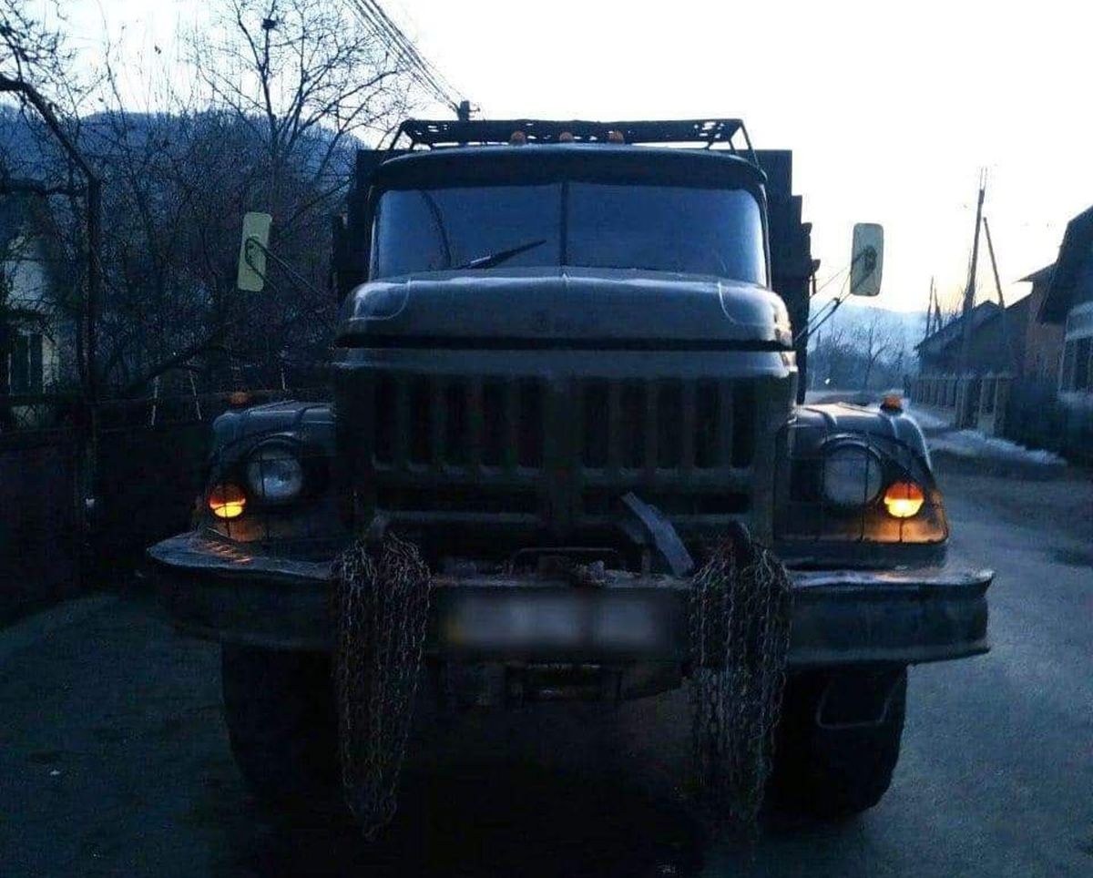 Поліція конфіскувала для ЗСУ дві вантажівки з нелегальною деревиною на Закарпатті
