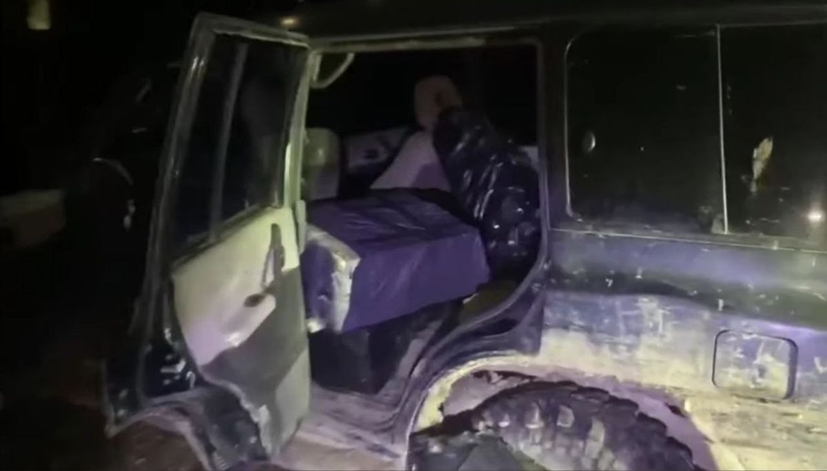 Чернівецькі контрабандисти кинули в лісі позашляховик із сигаретами на 500 тис. грн