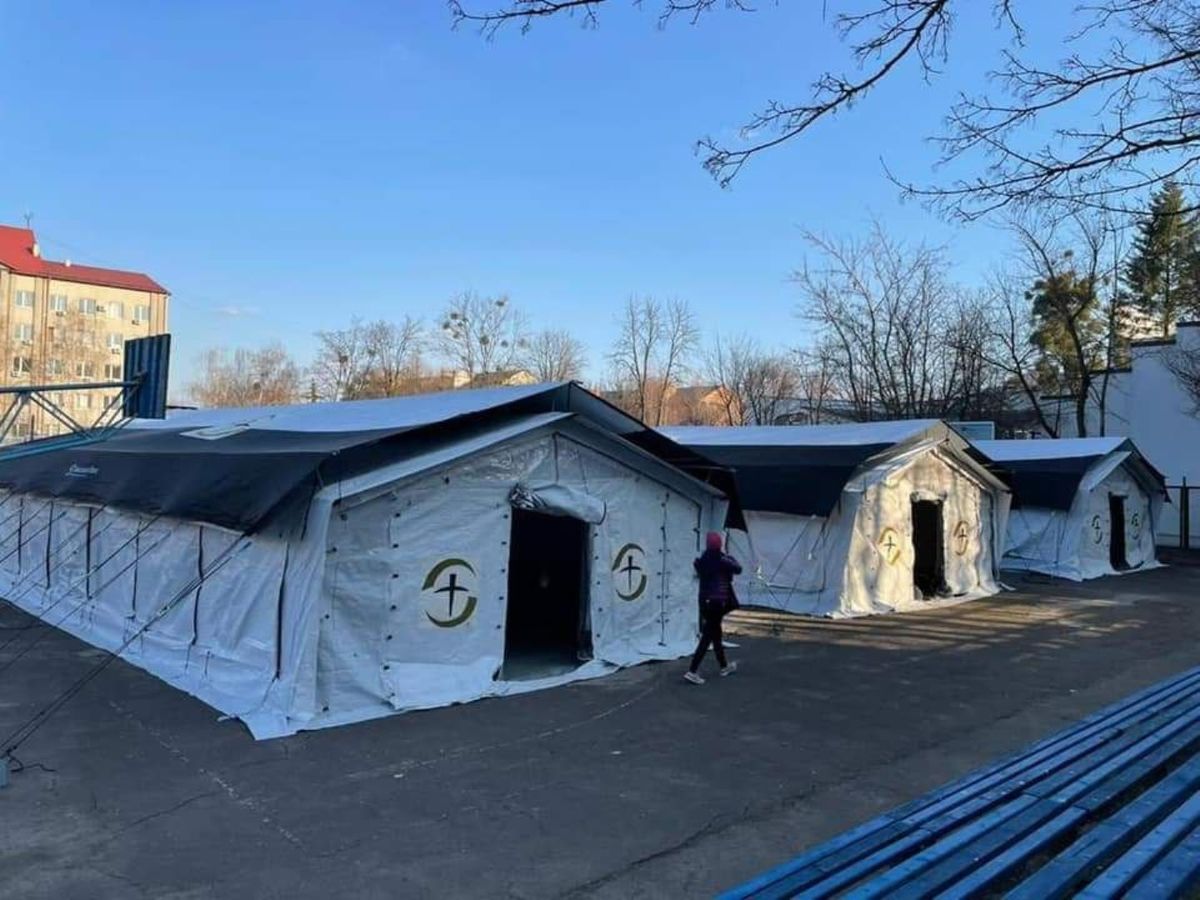 Американські медики відкрили мобільний госпіталь для біженців у Чернівцях