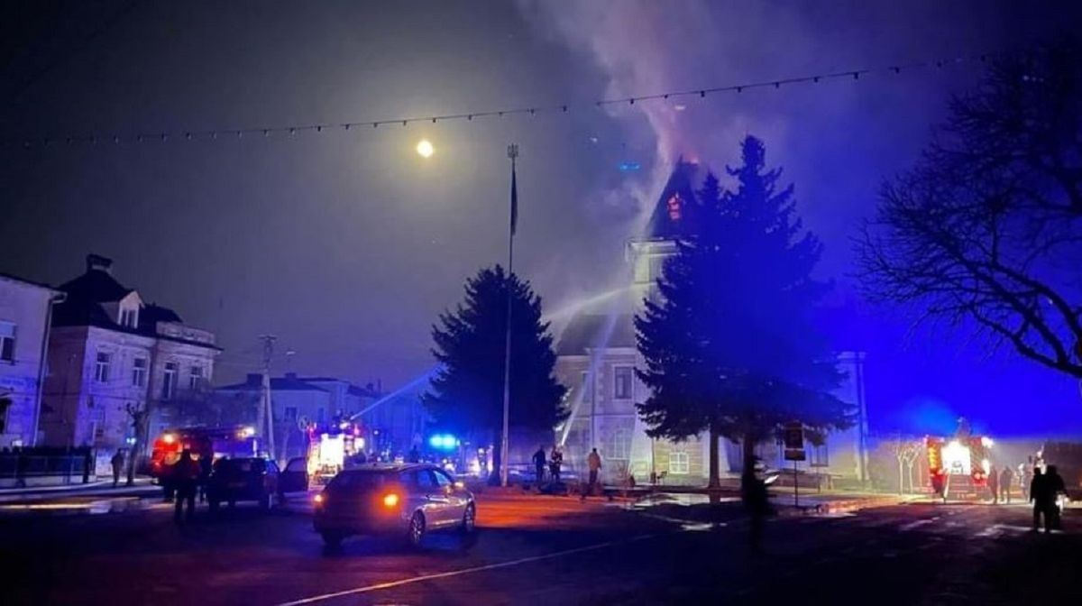 У Кам'янці-Бузькій виникла пожежа у будівлі ратуші