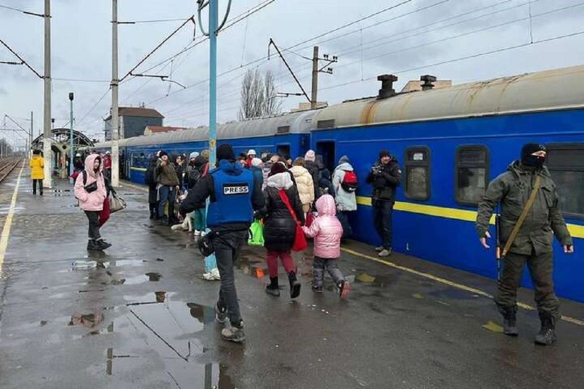 «Укрзалізниця» вже перевезла на захід України 2,7 млн людей