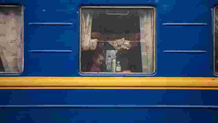 «Укрзалізниця» відновлює платний проїзд у неевакуаційних та закордонних поїздах