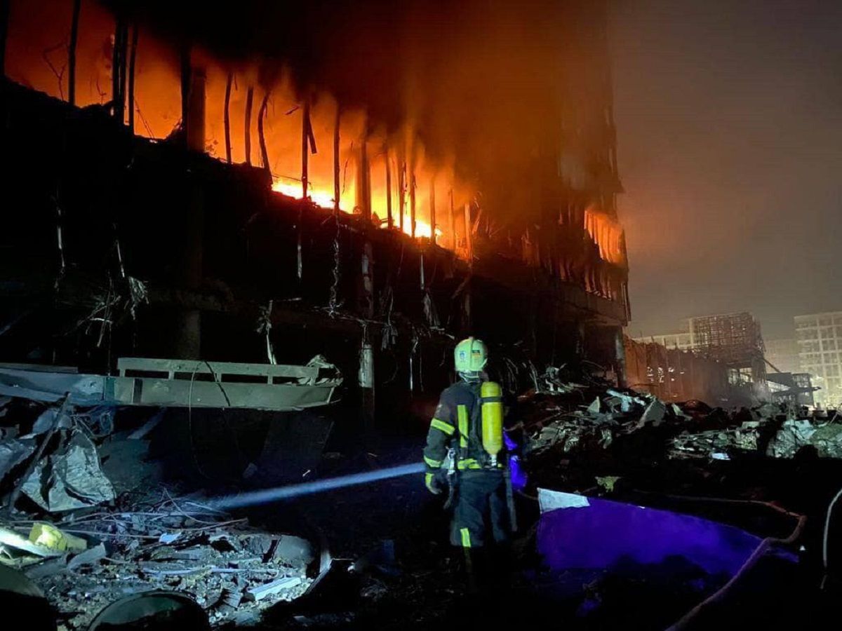 Восьмеро людей загинули від ракетного удару в торговий центр у Києві