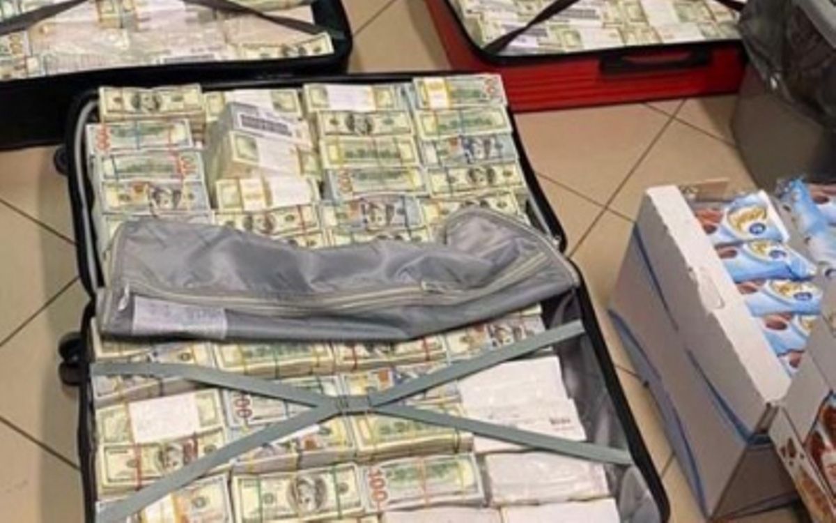 ДБР розслідує обставини вивезення з України 30 млн доларів готівкою