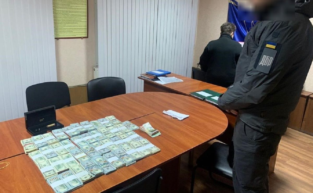 Українка намагалася у валізах вивезти у Молдову понад 410 тис. доларів 