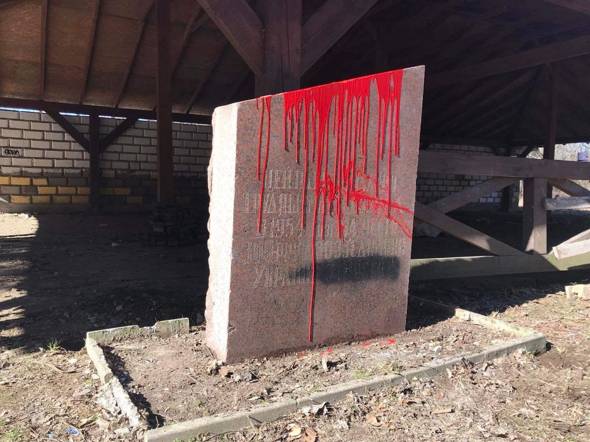 В Ужгороді демонтували пам’ятник 300-річчю возз’єднання України з Росією
