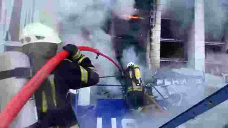 Через обстріл Оболоні у Києві спалахнула пожежа, є загиблий