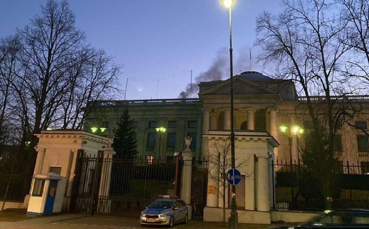 Російські дипломати палять документи у посольстві РФ у Варшаві, – ЗМІ