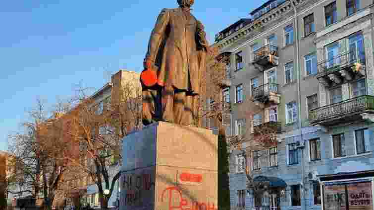 Поліція затримала 26-річного тернополянина за облитий фарбою пам'ятник Пушкіну