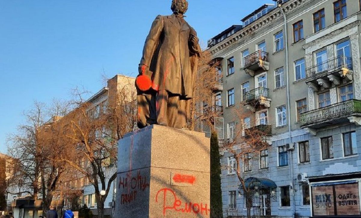 Поліція затримала 26-річного тернополянина за облитий фарбою пам'ятник Пушкіну
