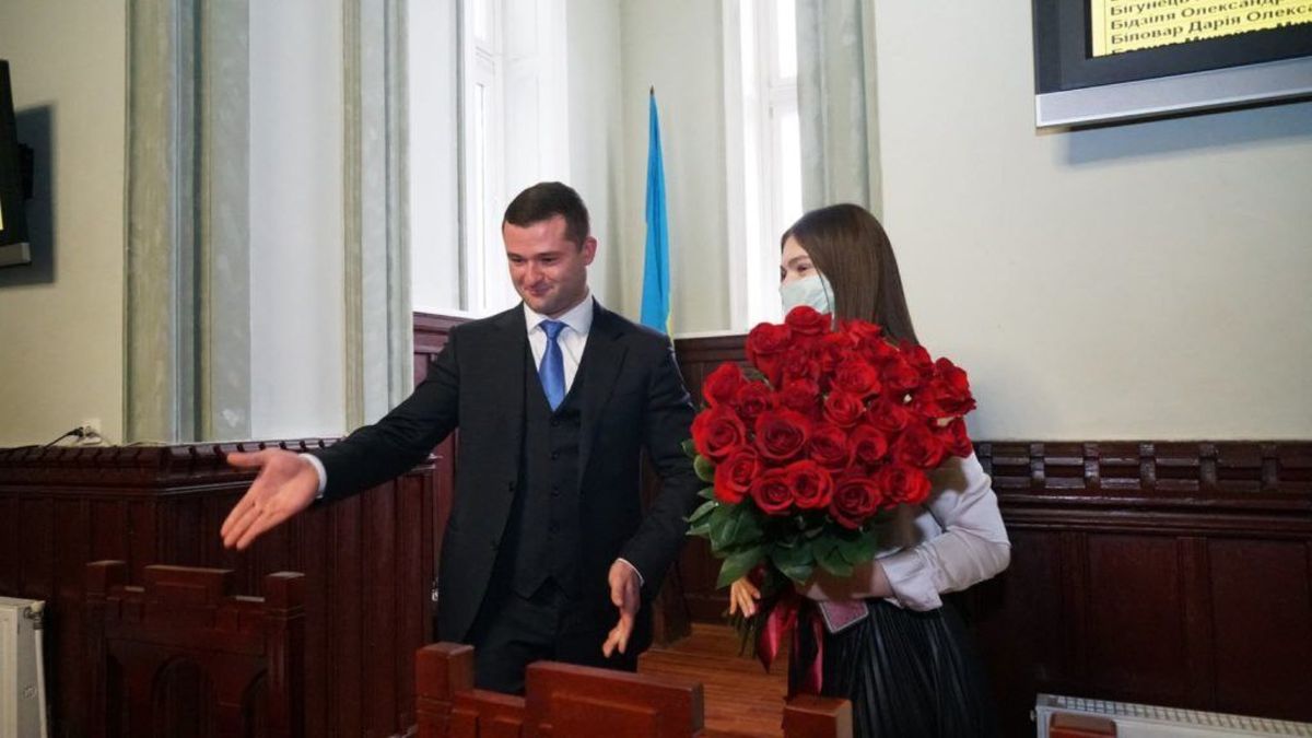 Мукачівська міськрада зняла з посади 24-річну секретарку від ОПЗЖ