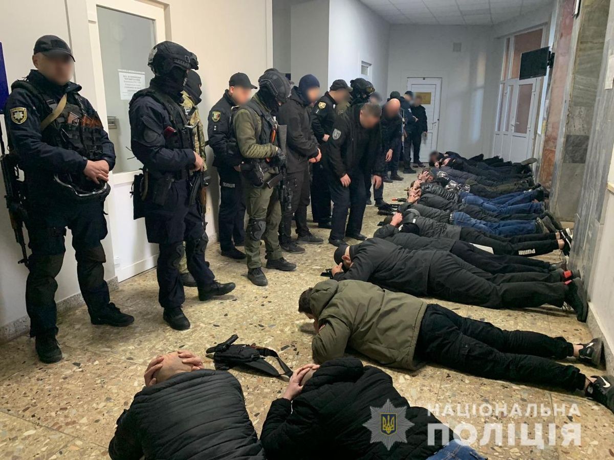 У Мукачівській міськраді виникли сутички, затримали 19 осіб