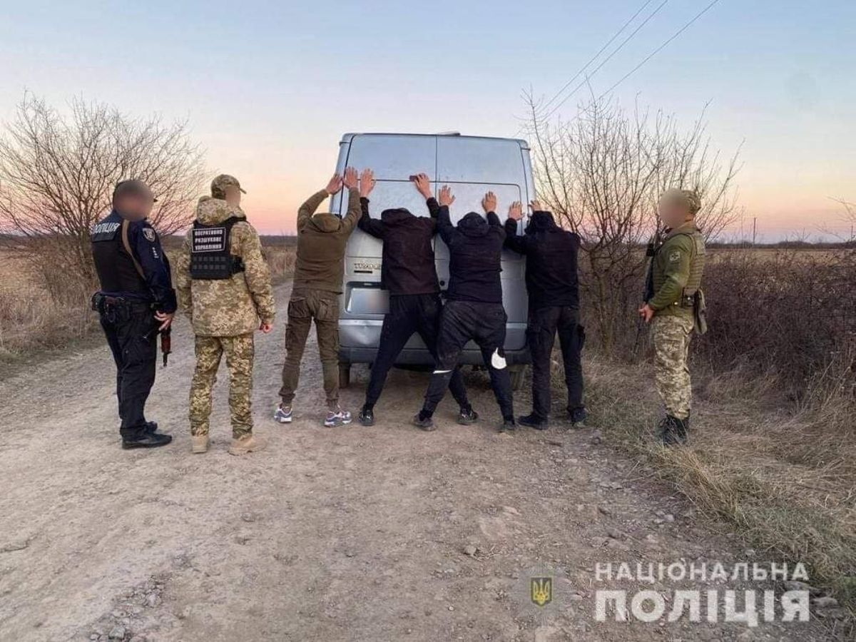 За 200 метрів від кордону з Угорщиною виявили мікроавтобус з ухилянтами