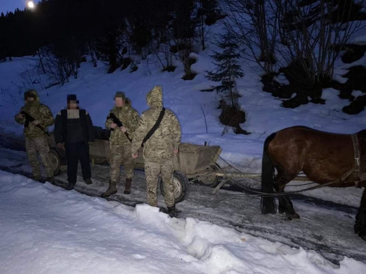 У горах на Закарпатті прикордонники затримали фіру з контрабандними сигаретами