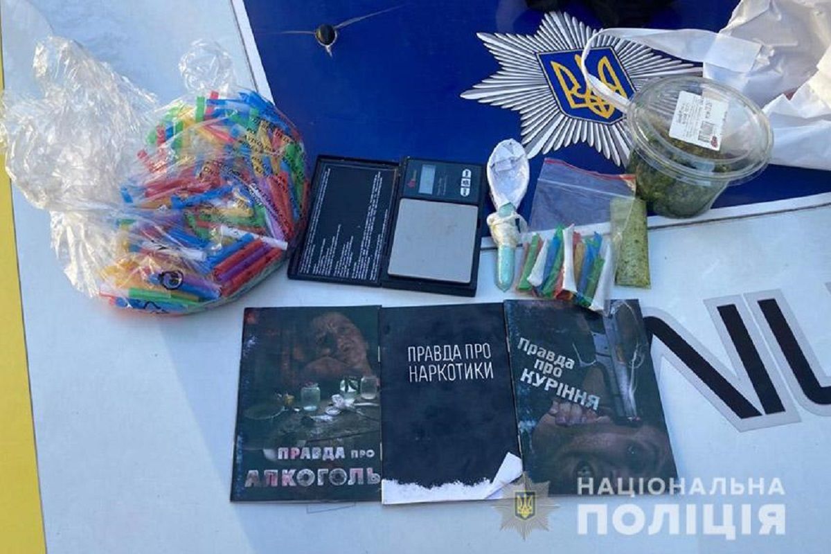 Хмельницька поліція знайшла у 20-річного закладчика  книжки про шкоду наркотиків