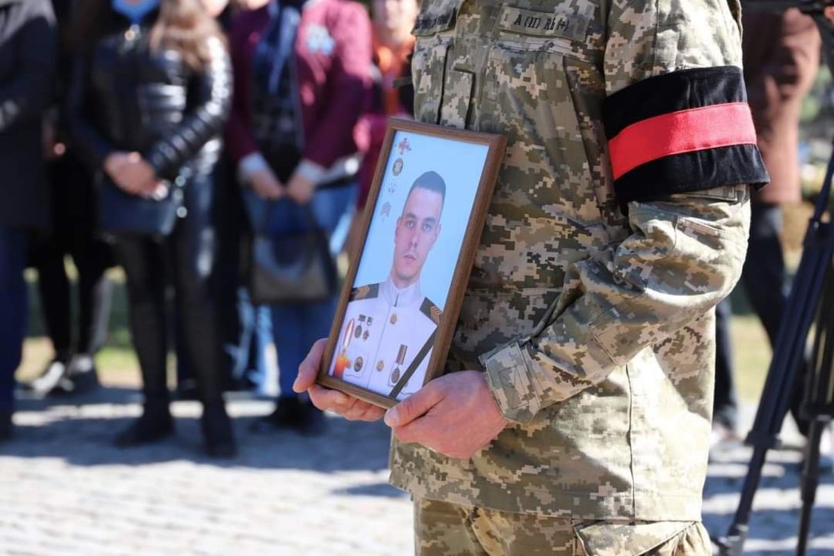 Рідним загиблих на війні з Росією в Ужгороді виплачуватимуть 50 тис. грн 