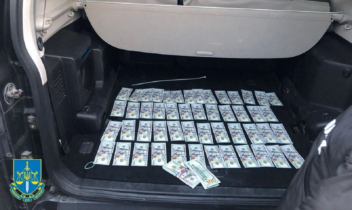 Львів'янина затримали за спробу хабара у 15 тис. доларів за виїзд з країни