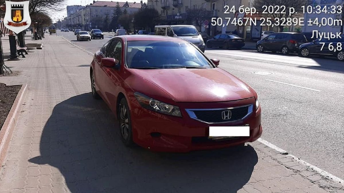 На центральній вулиці Луцька за неправильне паркування оштрафували 30 водіїв