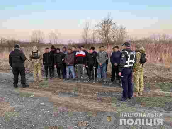 16 чоловіків отримали повістки у військкомат за спробу виїхати в Угорщину